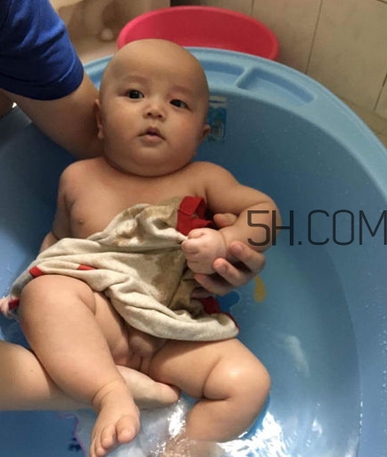 如何正確給寶寶洗澡？給寶寶洗澡水溫多少度？