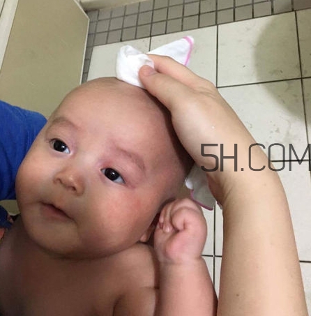 如何正確給寶寶洗澡？給寶寶洗澡水溫多少度？