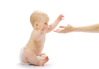 沒(méi)滿月的寶寶可以剪指甲嗎？寶寶手指頭脫皮怎么辦？