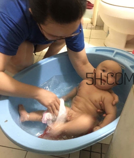 如何正確給寶寶洗澡？給寶寶洗澡水溫多少度？