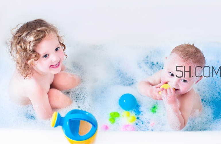 如何正確給寶寶洗澡？給寶寶洗澡水溫多少度？