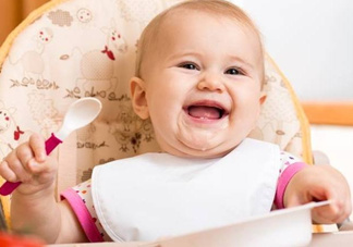 寶寶多大可以自己吃飯？如何讓寶寶愛(ài)上吃飯？