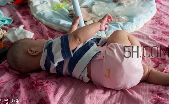 紙尿布和布尿布有什么區(qū)別？紙尿布和布尿布哪個好？