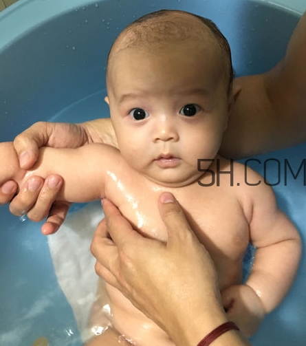 如何正確給寶寶洗澡？給寶寶洗澡水溫多少度？