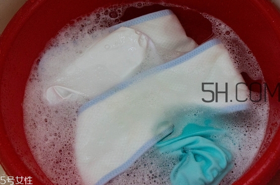 紙尿布和布尿布有什么區(qū)別？紙尿布和布尿布哪個好？