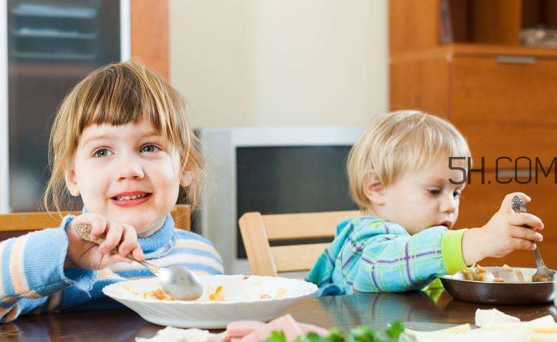 寶寶多大可以自己吃飯？如何讓寶寶愛上吃飯？