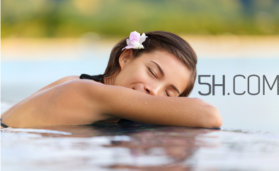 哪種游泳姿勢對頸椎有好處？游泳時耳朵進(jìn)水了怎么辦？