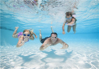 哪種游泳姿勢對頸椎有好處？游泳時耳朵進水了怎么辦？