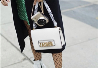 白色包包配什么衣服？白色包包怎么搭配？