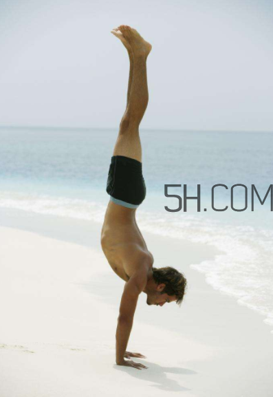 倒立怎么練？倒立可以治療哪些疾?。?></p><h3>倒立有什么壞處</h3><p>容易出現(xiàn)頭暈耳鳴</p><p>倒立的時(shí)間久了，腦部容易充血，出現(xiàn)頭暈耳鳴的現(xiàn)象，嚴(yán)重的還可能發(fā)生腦溢血的情況。</p><p>影響視力</p><p>倒立時(shí)間長(zhǎng)了之后，帶來(lái)的眼壓增高，有可能引起雙眼視力減退，進(jìn)而出現(xiàn)視物變形和視野缺損。</p><p>容易受傷</p><p>頭倒立是很危險(xiǎn)的，再加上如果之前沒(méi)有倒立過(guò)，突然進(jìn)行倒立，很容易會(huì)摔下來(lái)，頸部和頭部容易受到傷害，手也容易扭傷。</p><p style=