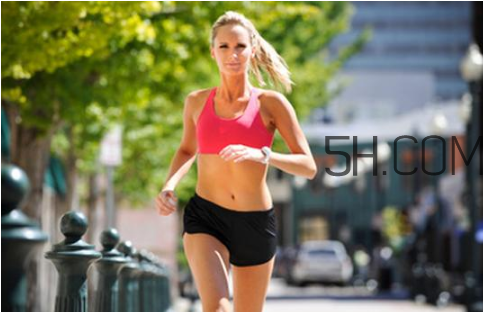 早上有霧跑步有什么影響？跑步肌肉拉傷怎么辦？