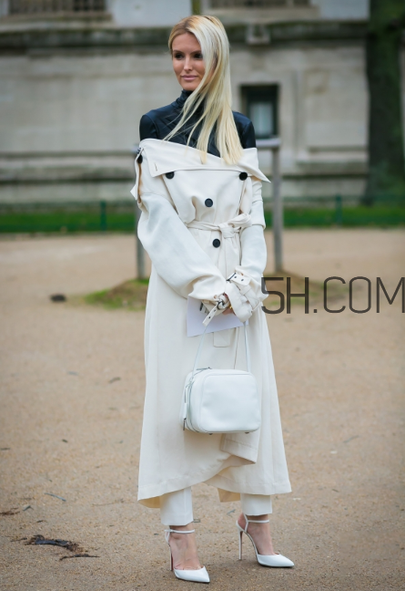 白色包包配什么衣服？白色包包怎么搭配？