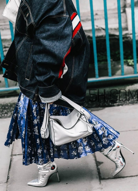 白色包包配什么衣服？白色包包怎么搭配？