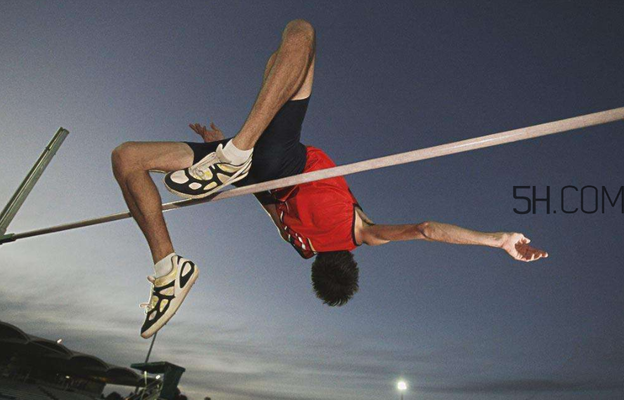 如何做好撐桿跳高運(yùn)動(dòng)？背越式跳高的七大技巧