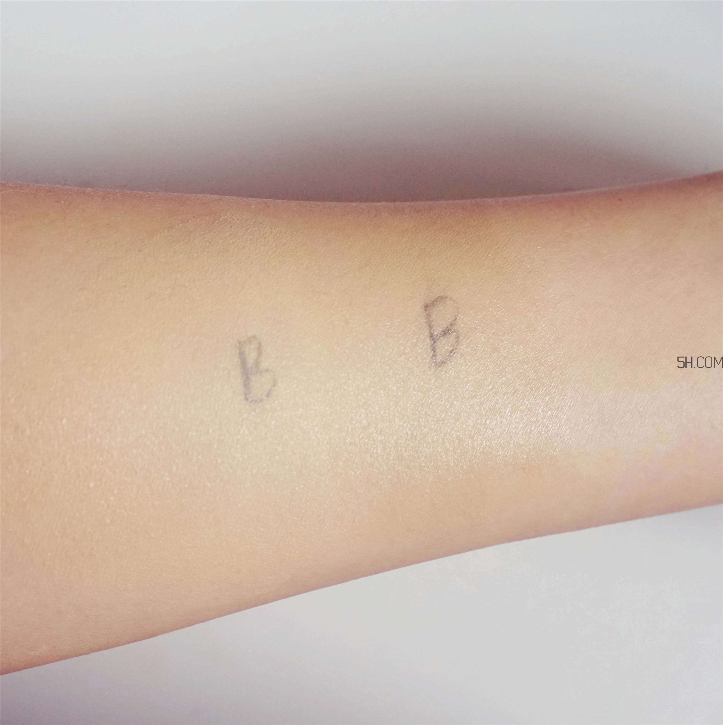 芭比波朗蟲草粉底液和covermark中草粉底霜哪個好? 芭比波朗蟲草粉底液和covermark中草粉底霜哪個好?