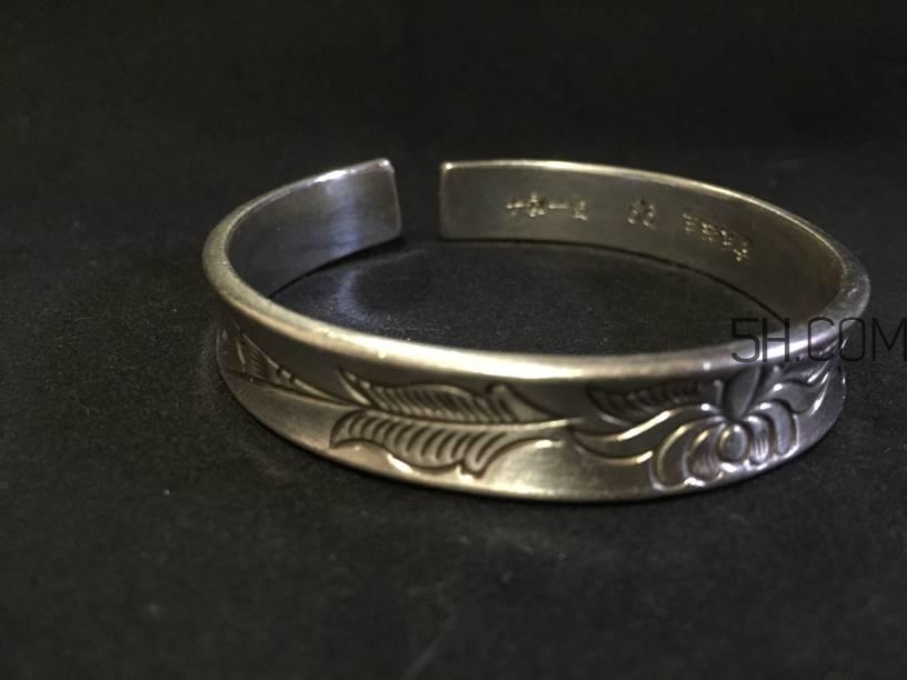 彼得羅夫娃娃臉面霜和嬌韻詩(shī)瘦臉精華哪個(gè)好? 彼得羅夫娃娃臉面霜和嬌韻詩(shī)瘦臉精華哪個(gè)好?