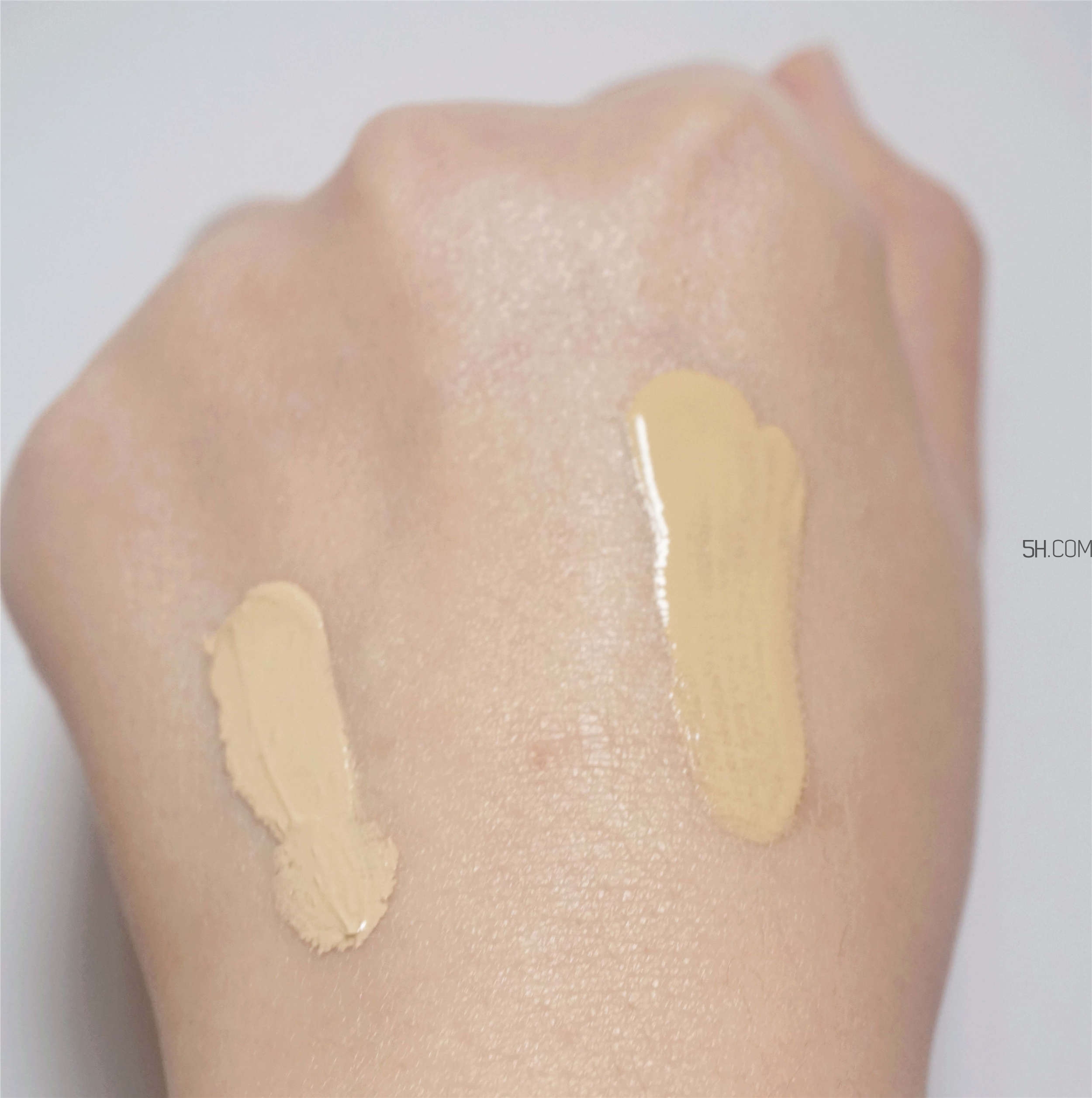 芭比波朗蟲草粉底液和covermark中草粉底霜哪個好? 芭比波朗蟲草粉底液和covermark中草粉底霜哪個好?