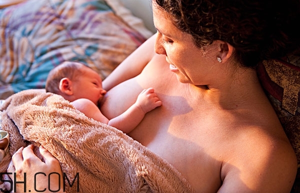 奶粉都是化學(xué)成分嗎 母乳和奶粉的營(yíng)養(yǎng)區(qū)別 奶粉都是化學(xué)成分嗎 母乳和奶粉的營(yíng)養(yǎng)區(qū)別