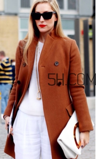 焦糖色配什么顏色好看？焦糖色褲子配什么顏色上衣