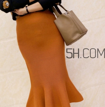 焦糖色配什么顏色好看？焦糖色褲子配什么顏色上衣