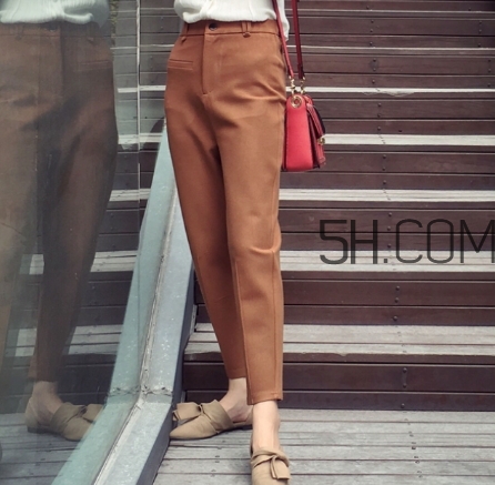 焦糖色配什么顏色好看？焦糖色褲子配什么顏色上衣