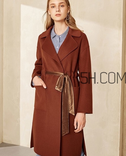 焦糖色配什么顏色好看？焦糖色褲子配什么顏色上衣