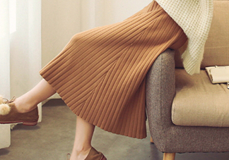 焦糖色配什么顏色好看？焦糖色褲子配什么顏色上衣