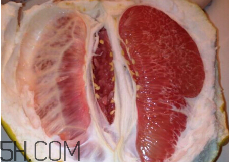 紅心柚和白心柚有什么區(qū)別？柚子皮泡水喝的作用？