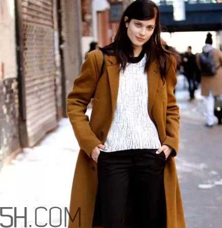 焦糖色風(fēng)衣配什么內(nèi)搭？焦糖色風(fēng)衣里面穿什么