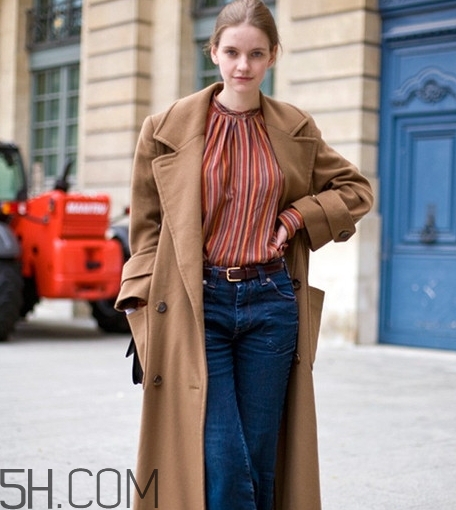 焦糖色風(fēng)衣配什么內(nèi)搭？焦糖色風(fēng)衣里面穿什么