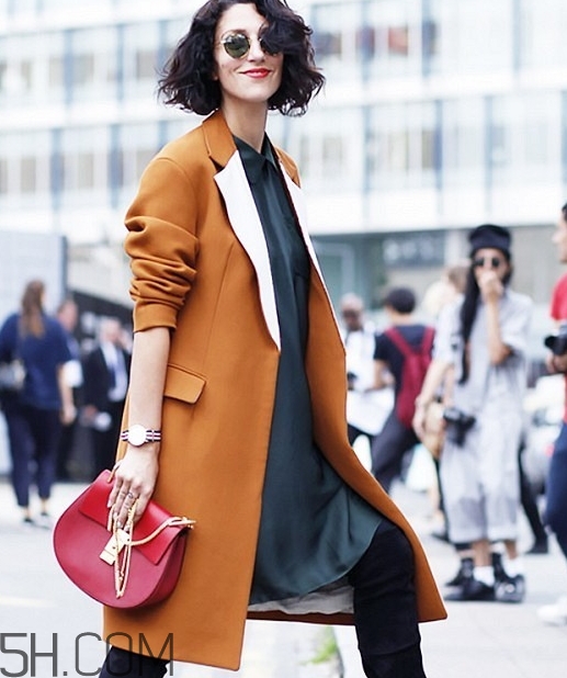 焦糖色風(fēng)衣配什么內(nèi)搭？焦糖色風(fēng)衣里面穿什么