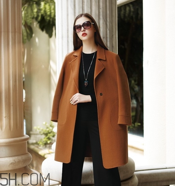 焦糖色風(fēng)衣配什么內(nèi)搭？焦糖色風(fēng)衣里面穿什么