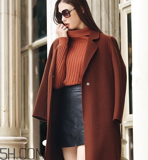 焦糖色風(fēng)衣配什么內(nèi)搭？焦糖色風(fēng)衣里面穿什么