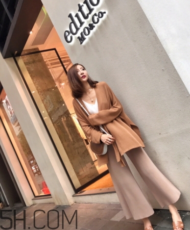 焦糖色風(fēng)衣配什么內(nèi)搭？焦糖色風(fēng)衣里面穿什么