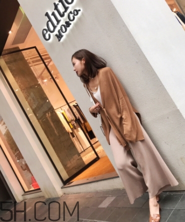 焦糖色風(fēng)衣配什么內(nèi)搭？焦糖色風(fēng)衣里面穿什么