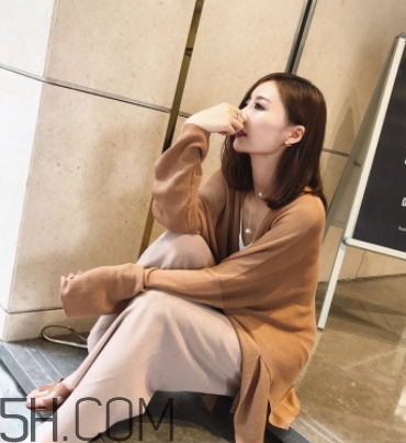 焦糖色風(fēng)衣配什么內(nèi)搭？焦糖色風(fēng)衣里面穿什么