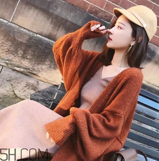 焦糖色毛衣配什么外套？焦糖色毛衣配什么顏色外套好看