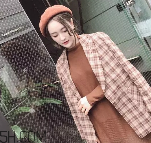 焦糖色毛衣配什么外套？焦糖色毛衣配什么顏色外套好看