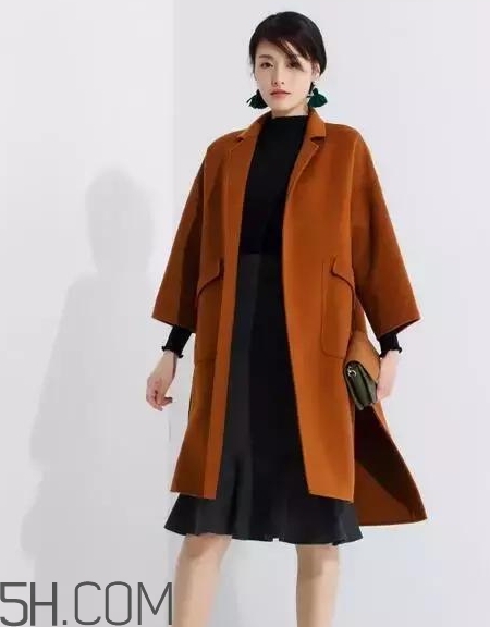 焦糖色毛衣配什么外套？焦糖色毛衣配什么顏色外套好看