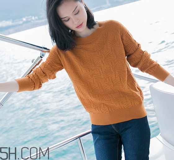 焦糖色毛衣配什么外套？焦糖色毛衣配什么顏色外套好看