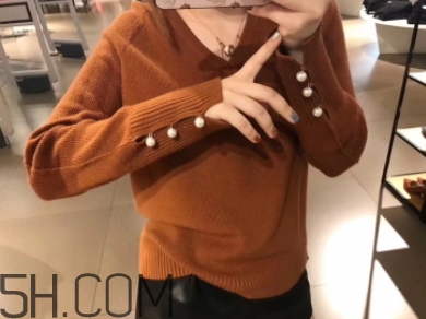 焦糖色毛衣配什么外套？焦糖色毛衣配什么顏色外套好看