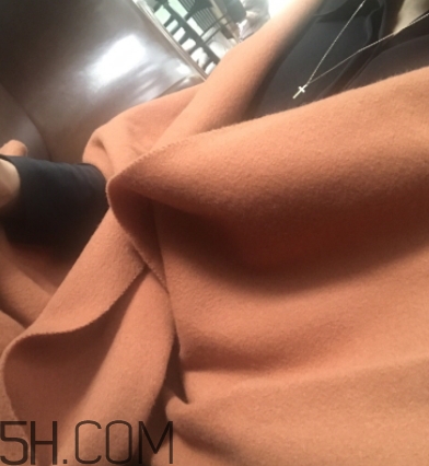 焦糖色大衣配什么顏色圍巾？焦糖色呢子配什么圍巾