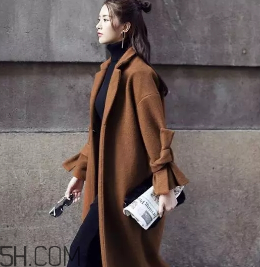 焦糖色大衣配什么顏色圍巾？焦糖色呢子配什么圍巾