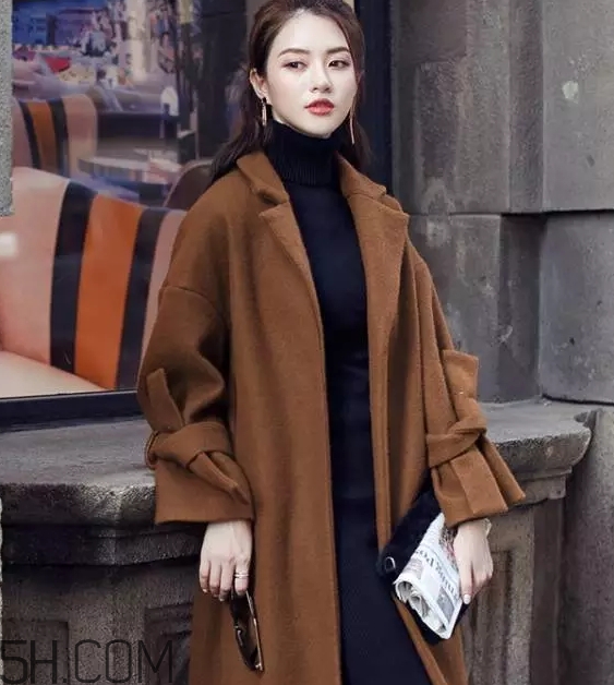 焦糖色大衣配什么顏色圍巾？焦糖色呢子配什么圍巾