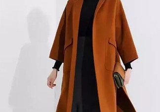 焦糖色風(fēng)衣配什么內(nèi)搭？焦糖色風(fēng)衣里面穿什么