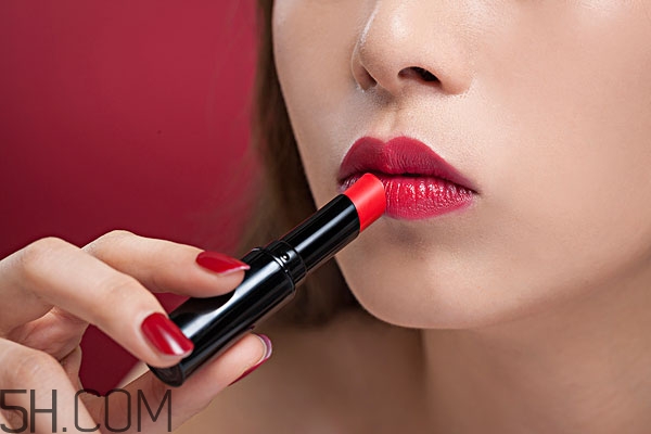涂口紅之前涂什么 涂口紅之前要涂唇膏嗎 涂口紅之前涂什么 涂口紅之前要涂唇膏嗎