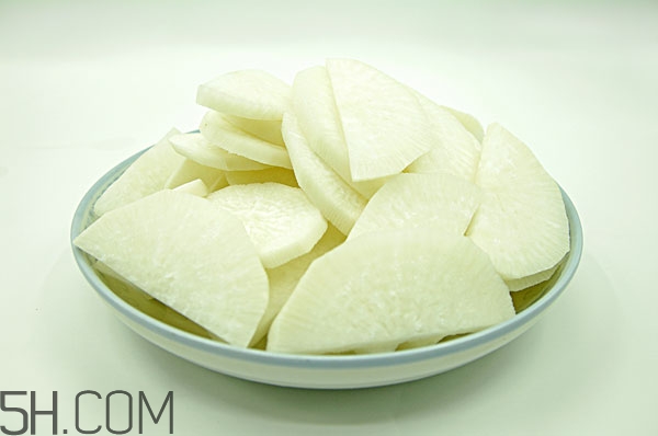 白蘿卜放冰箱變黑變青還能吃嗎 白蘿卜放冰箱變黑變青還能吃嗎