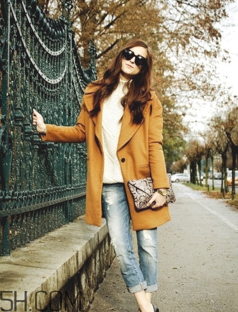 焦糖色大衣配什么褲子？焦糖色大衣搭配