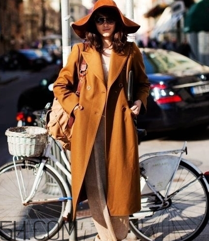 焦糖色大衣配什么褲子？焦糖色大衣搭配