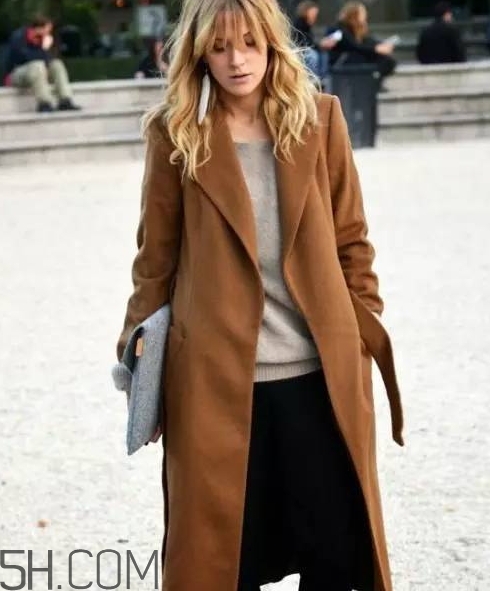 焦糖色大衣配什么褲子？焦糖色大衣搭配